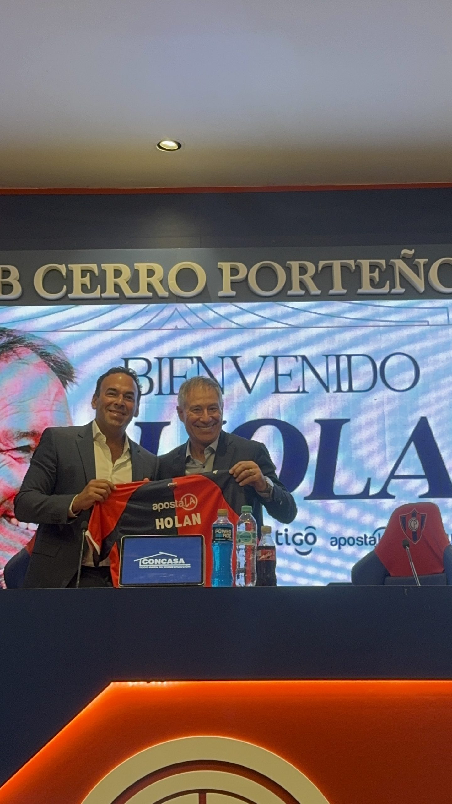 Cerro Porteño presentó oficialmente a su nuevo entrenador, Ariel Holan. Foto: Marcelo Lopez Trece.