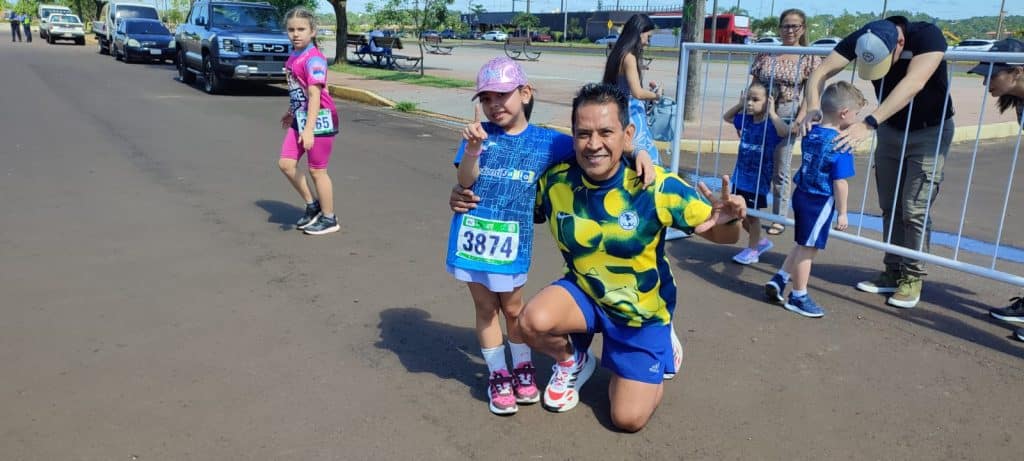 El maratonista mexicano, Alejandro Sierra, correrá esta noche en la media maratón del asfalto. Aquí en compañía de su hija Luciana Sierra, quien participó de la “maratón kids”, esta mañana.