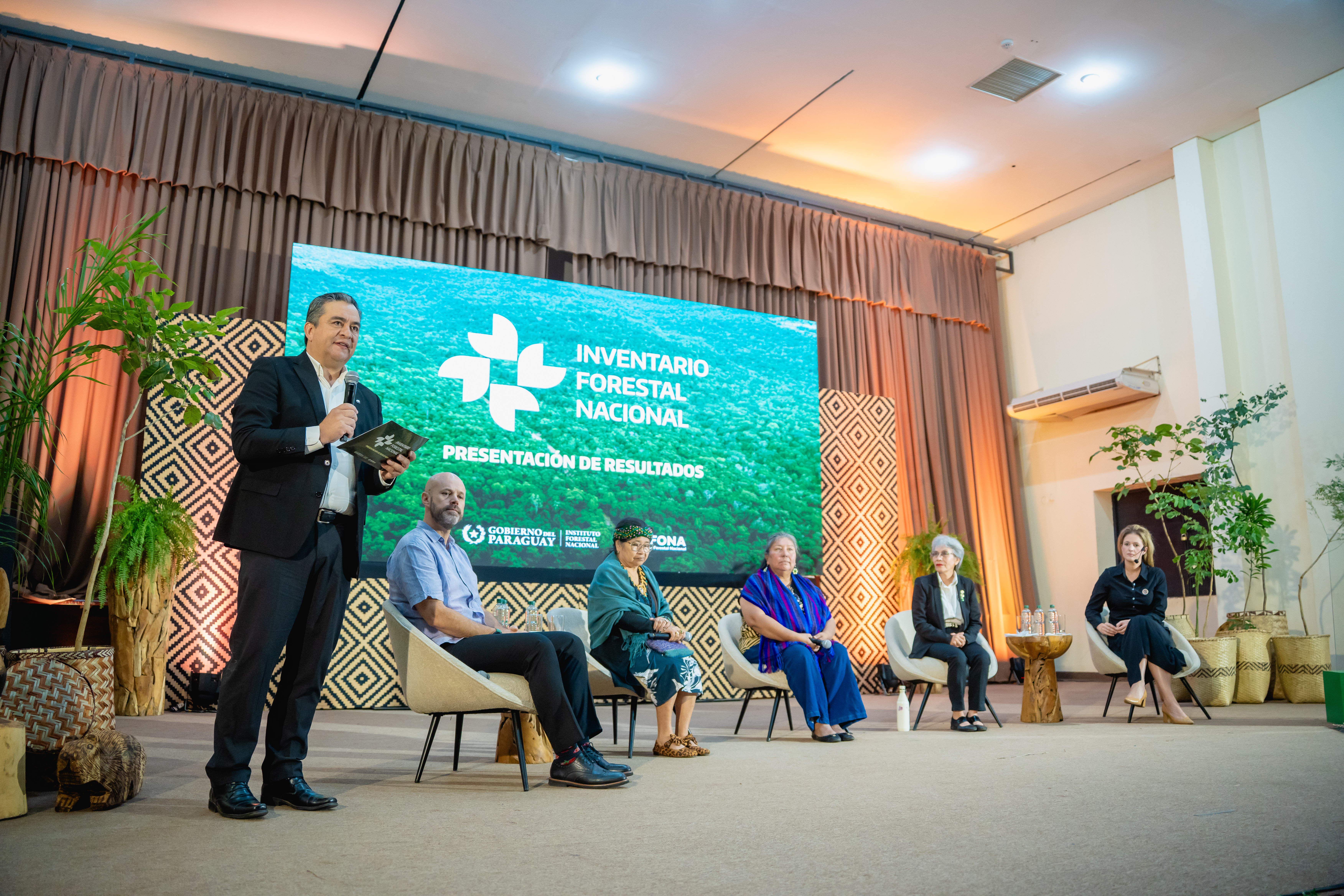 El evento contó además con la participación de Iván Felipe León, representante de la FAO en Paraguay; Daniela Benítez, de la Articulación de Mujeres Indígenas del Paraguay; Lidia Pérez de Molas, docente investigadora de la Facultad de Ciencias Agrarias de la Universidad Nacional de Asunción; y Cristina Goralewski, presidenta del Infona.