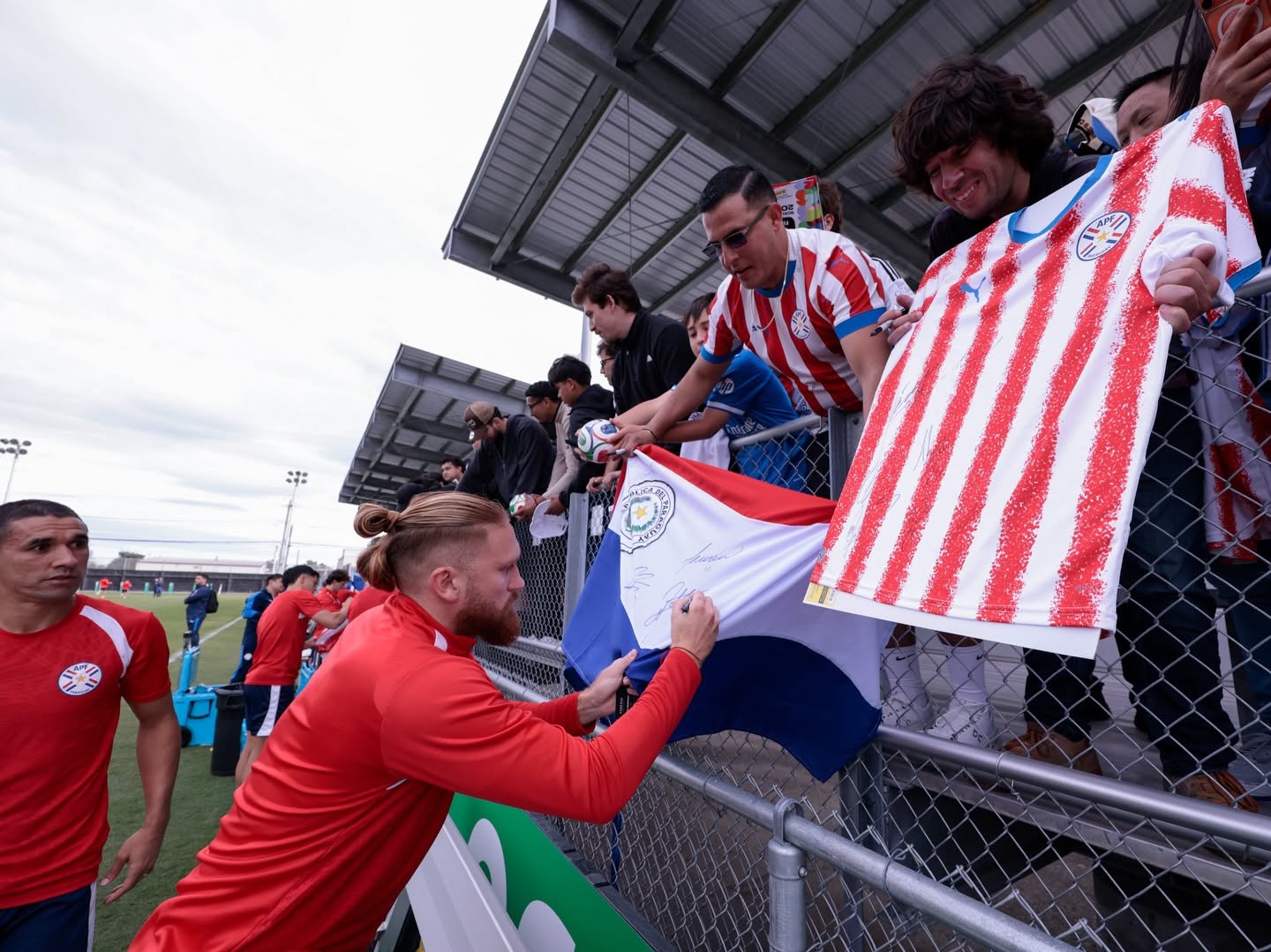 Los futbolistas se acercaron a los compatriotas para firmar camisetas y tomarse fotografías. Foto: Albirroja