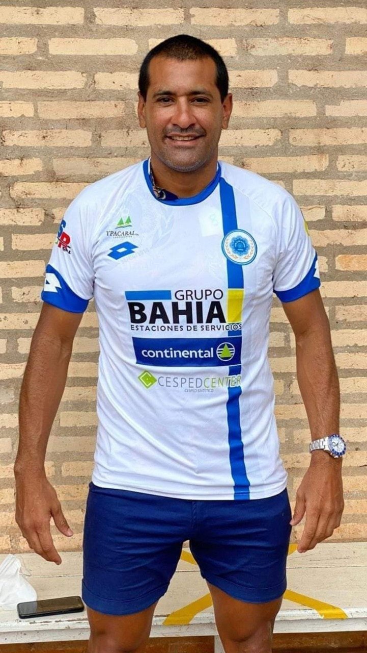 Paulo Da Silva, con la camiseta del 12 de Octubre de Itaug