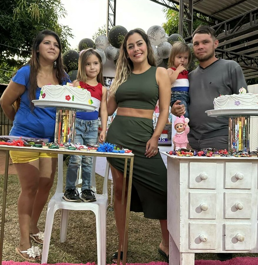 Larissa junto a las dos mini "Novias del Mundial". (Foto: @lari_riquelme)