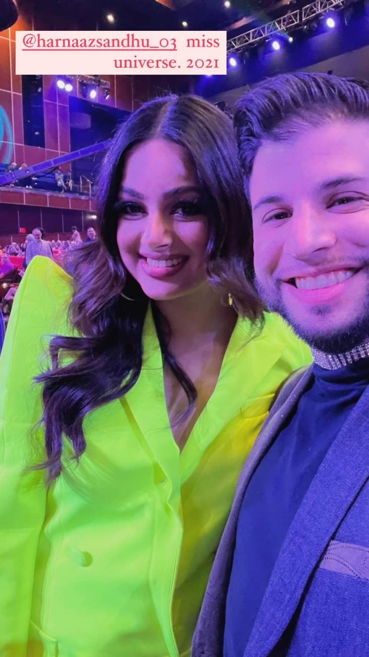 Junto a la Miss Universo 2021, Harnaaz Sandhu. (FOTO: Simon Villalba en Facebook)