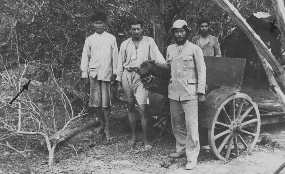 Fotografía perteneciente al archivo del Doctor Carlos De Sanctis, donde se observa a un cañón Schneider de 75 mm., de la artillería paraguaya. El cañón podía disparar tres tipos de proyectiles, todos de un peso de 6,5 kilogramos: una granada ordinaria, una de metralla y otra rompedora. La de metralla, también llamada shrapnel, contenía trescientos balines de plomo que se liberaban con la explosión. La granada rompedora contaba con una mayor cantidad de explosivo, usándose para atacar materiales enemigos.