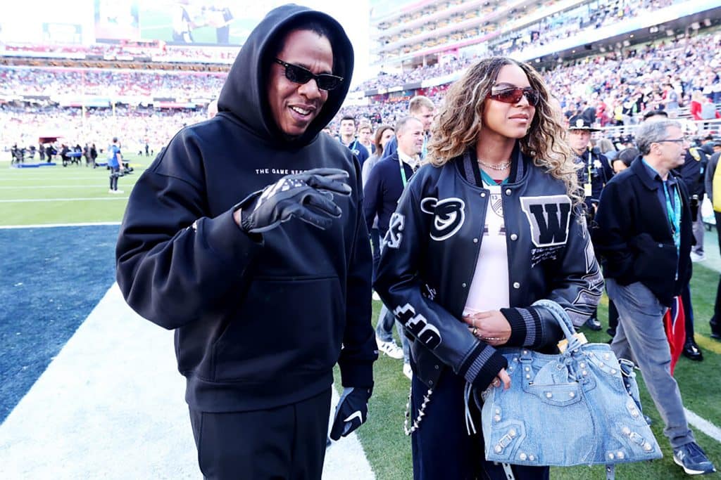 Jay-Z junto a su hija Blue Ivy Carter, quien lució unacampera varsity de Off-White con jeans oscuros.
