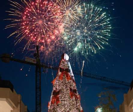 Música y fuegos artificiales marcaron el encendido del árbol.