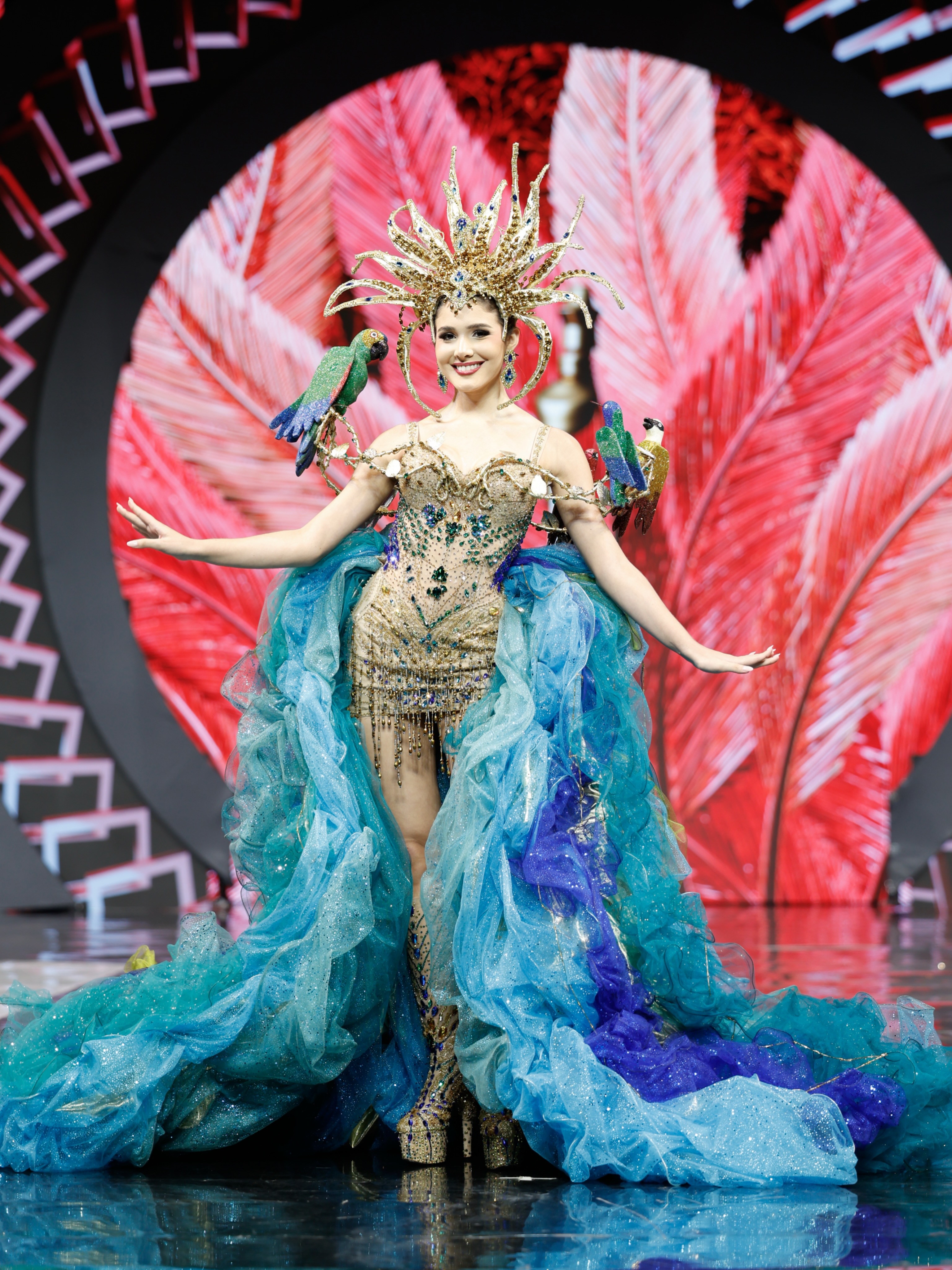 Su traje alegórico inspirado en el río Paraguay y la naturaleza del país.
