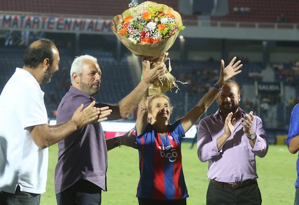 HOMENAJEADA. Doña Mariza recibió una condecoración por su fanatismo.