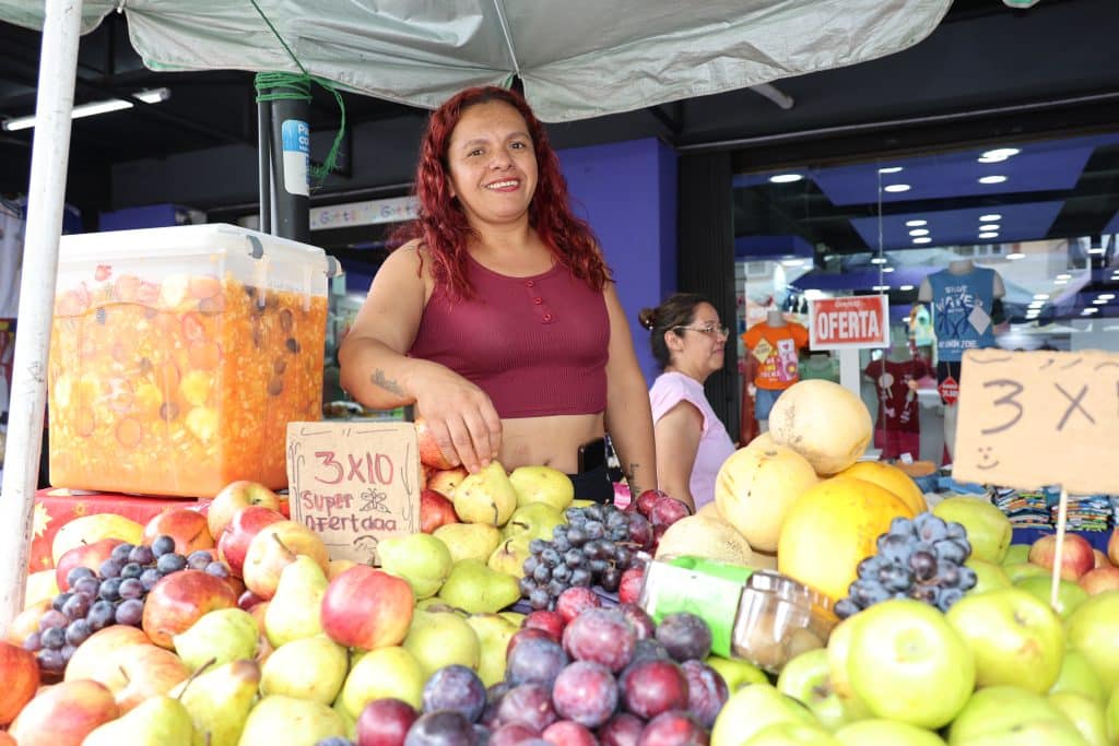 Los vendedores también son muy requeridos en esta temporada de fiestas, para reforzar elritmo de ventas de todo tipo de productos.