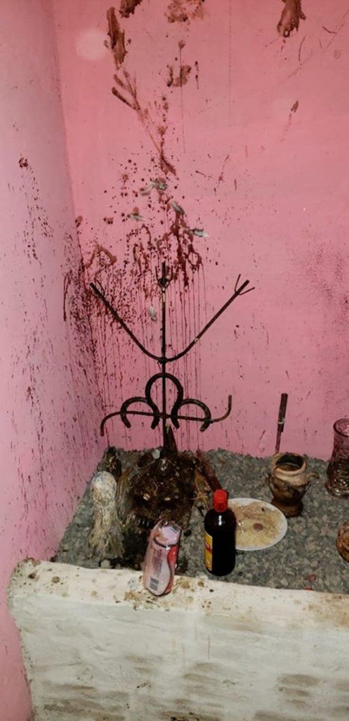 El altar satánico donde ofrendaba a seres oscuros ojetopa en la casa donde fue apresado Héctor Martínez.