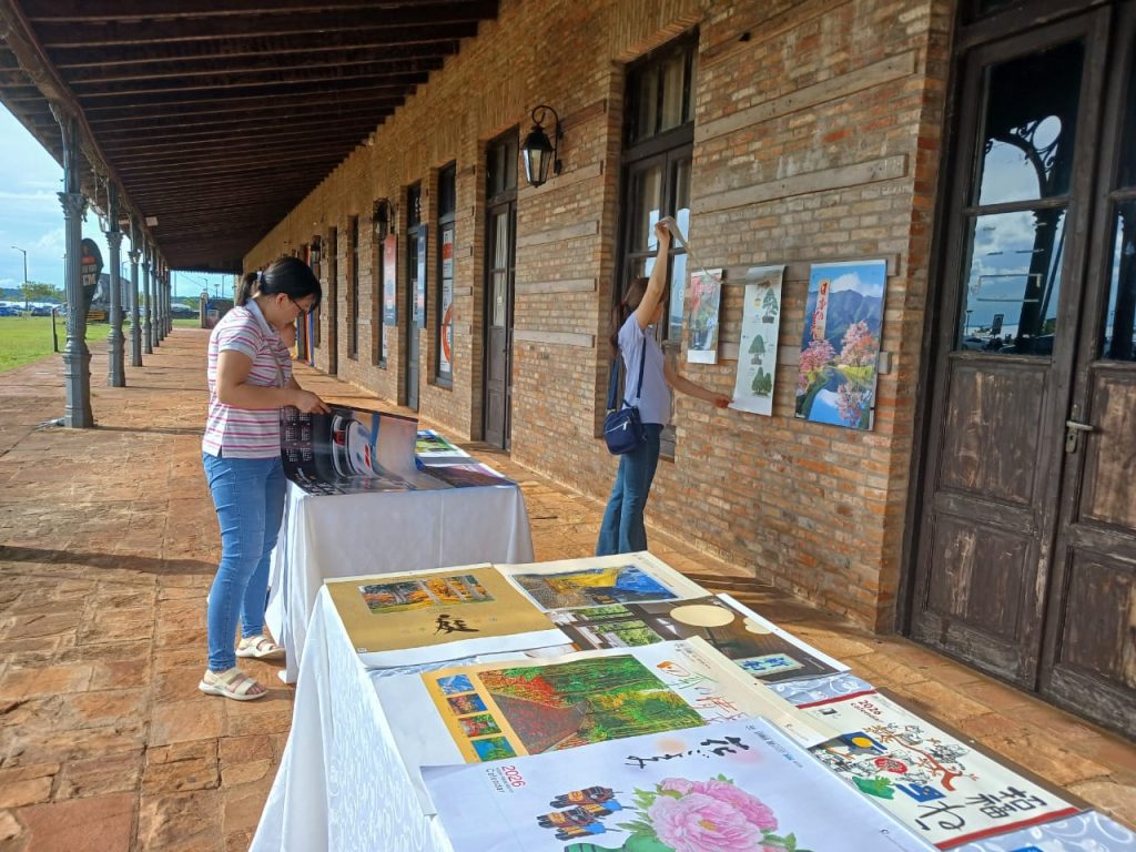 Integrantes de la colectividad japonesa de Encarnación recorrieron la exposición que losconectó con sus raíces culturales.