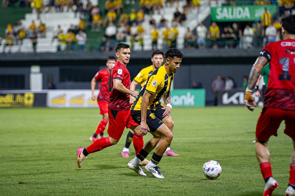 Libertad perdió un jugador tras la tarjeta roja. Foto: APF