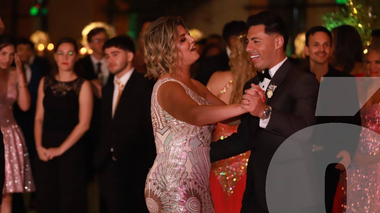 La periodista Soledad Franco bailando el vals con Blas Riveros. Foto: Jorge Jara/NaciónMedia