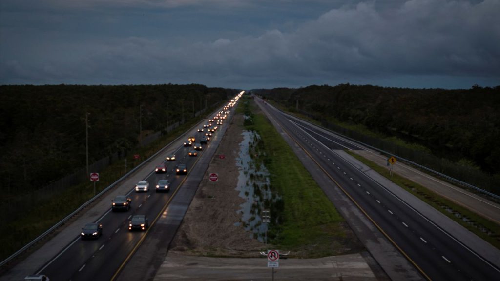 Imagen aérea de ciudadanos abandonando Florida.