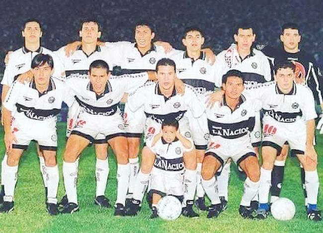 Equipo campeón de Olimpia, con Adolfo en sus filas, en el año 1998.