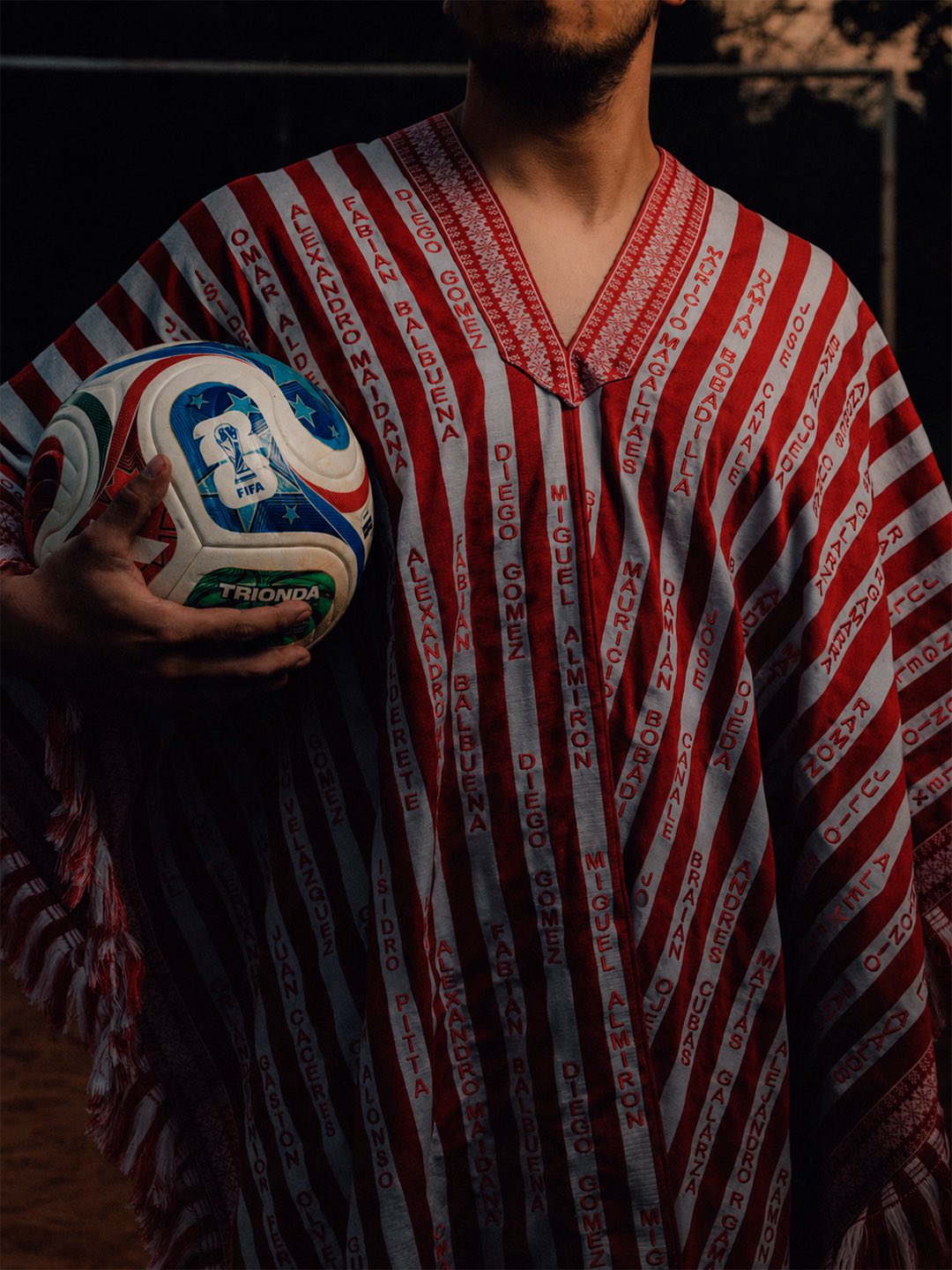 APF eligió el poncho para’i de 60 listas para anunciar a los convocados. Foto: Albirroja