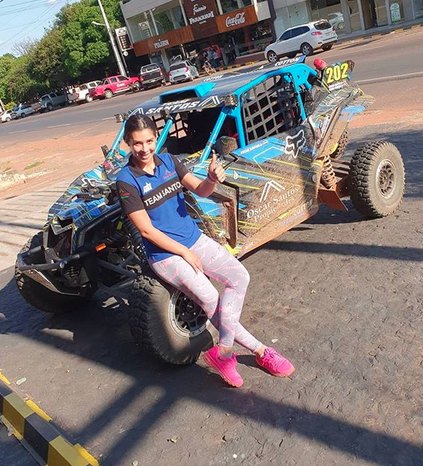 La modelo hasta posó al lado de su coche de carreras frente a la dependencia policial.