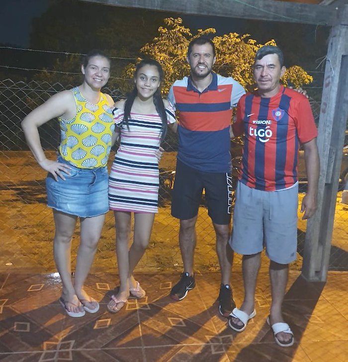 Aquí junto a la familia de Fredy Bareiro, su compadre. Jugaron juntos en el 2002.