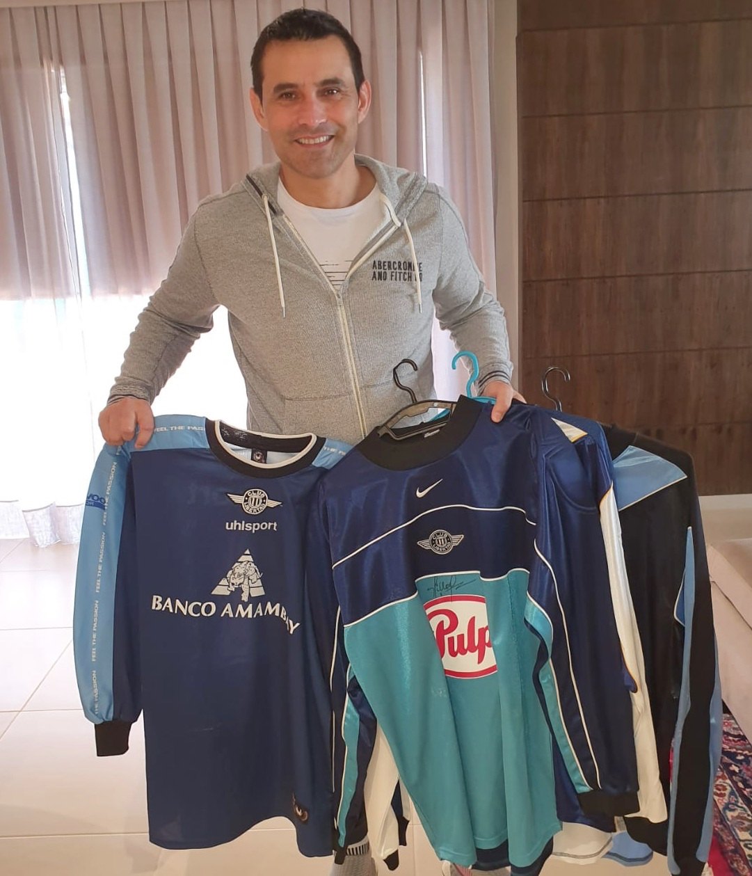 Camisetas que Justo Villar le dio a Martín.