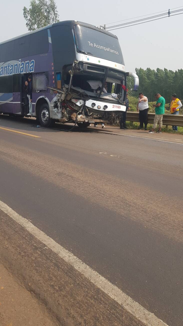 Así quedó el bus luego del fuerte impacto que sufrió contra el tractor. (Foto: ElArroyense)