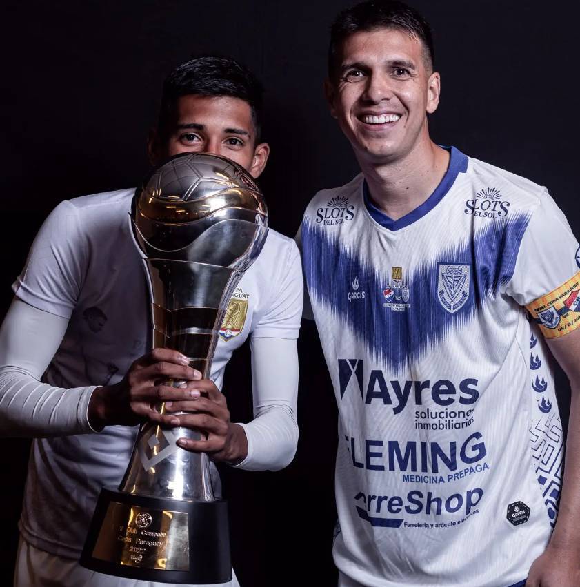 Con Pablo Zeballos y el trofeo de la Copa Paraguay. FOTO ARCHIVO