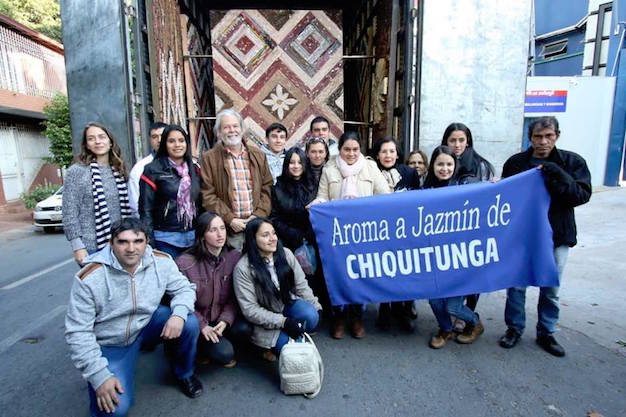 POSE. El artista Koki Ruiz junto con un grupo de jóvenes.
