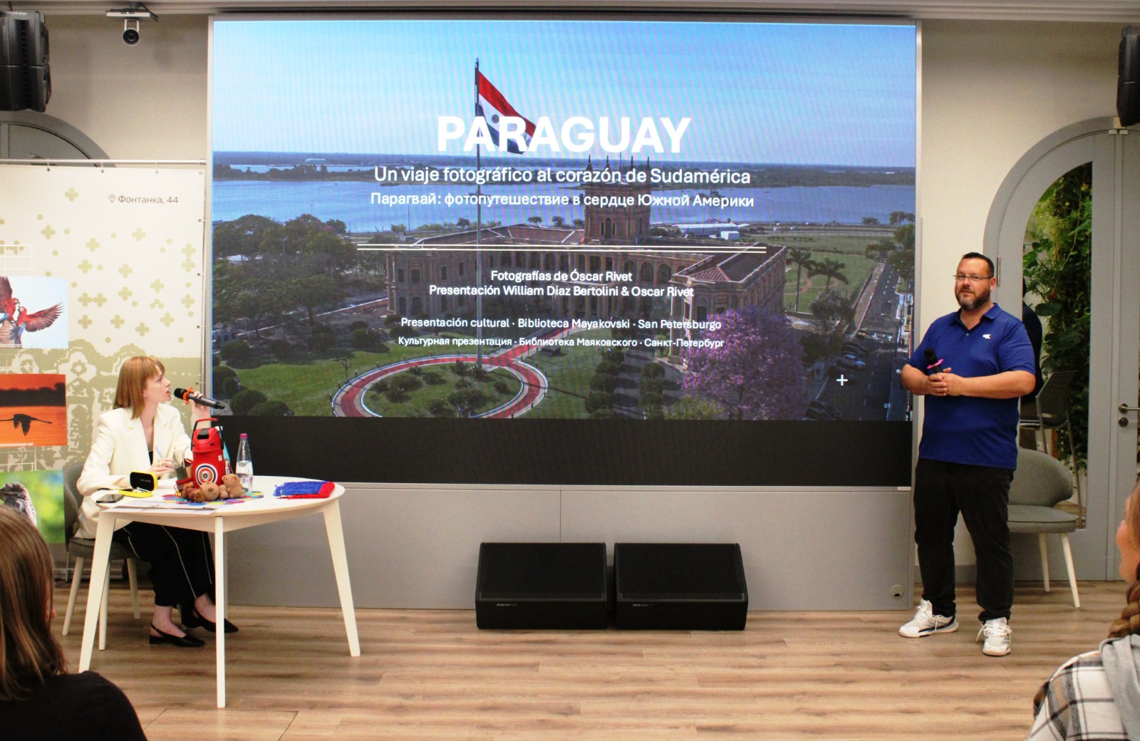 Óscar Rivet durante su presentación denominada “Paraguay, un viaje fotográfico al corazón de Sudamérica” en la Biblioteca Mayakovski de San Petersburgo.