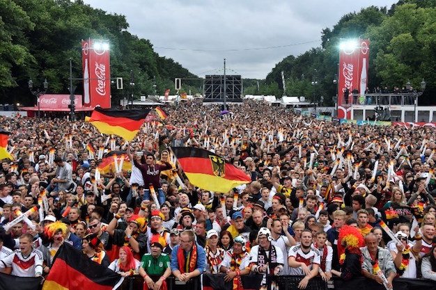 EN BERLÍN. Los alemanes gozaron con el triunfo de su sele.