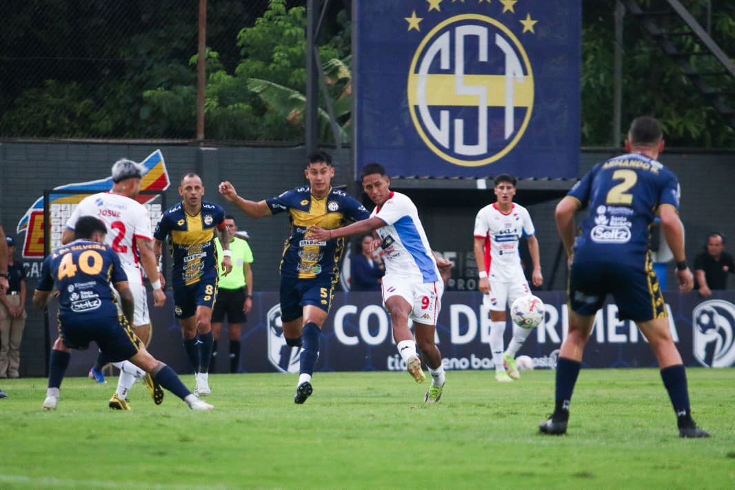 Nacional vs. Trinidense en el Arsenio Erico. Foto: APF