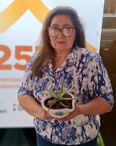 Lucina Bordón y sus plantitas, esta presente cada primer y último viernes de cada mes en la feria del Ministerio de la Mujer.