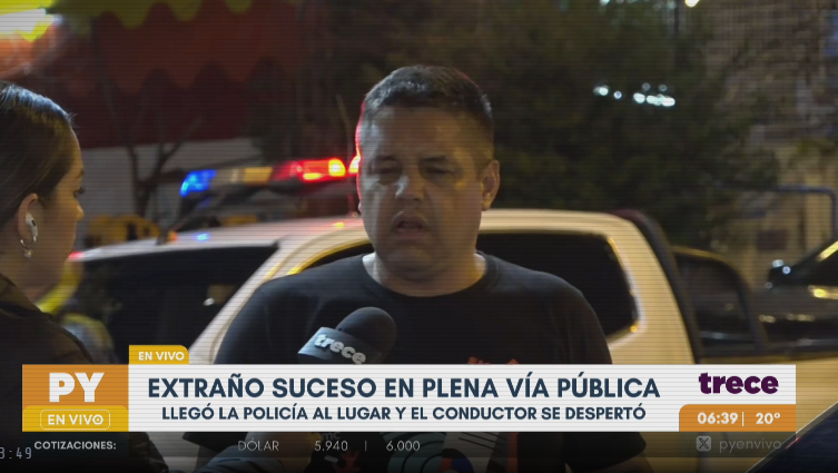 El hombre fue despertado por la Policía. Foto: Captura