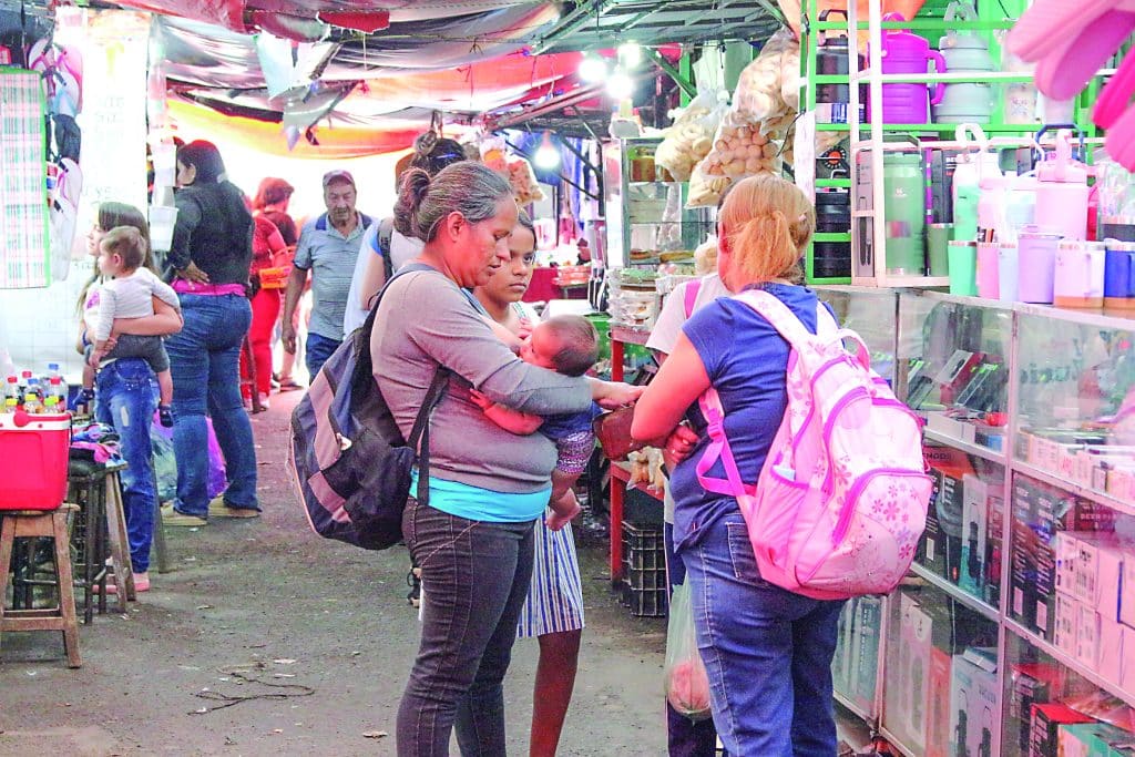 Aunque las mujeres duplican a los hombres en títulos terciarios, siguen enfrentando menos oportunidades de empleo y mayor carga de cuidados, lo que limita su independencia económica.
