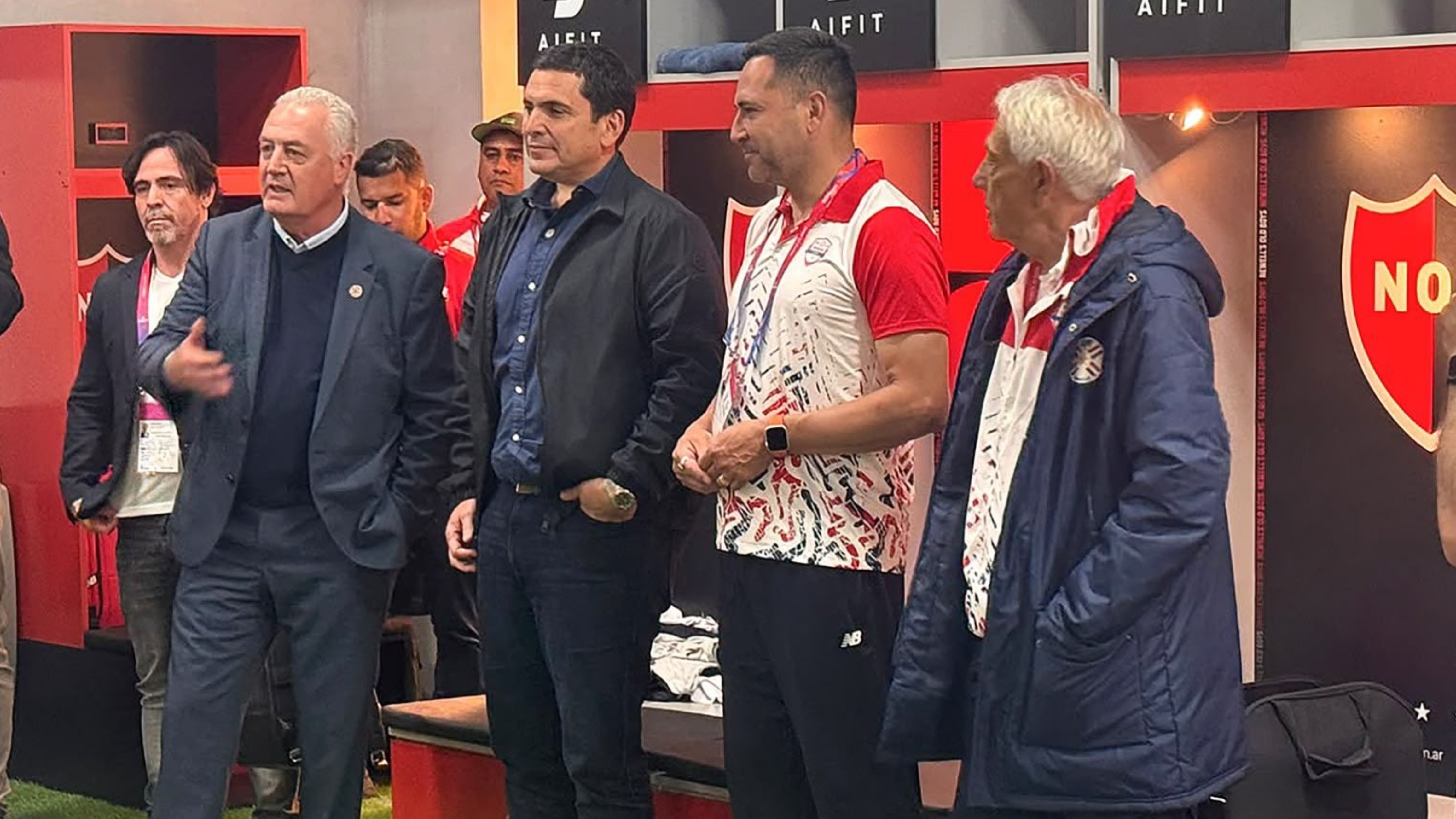 Gustavo Alfaro en el vestuario de la Albirroja sub 20, tras el triunfo 2 a 1 ante Argentina.