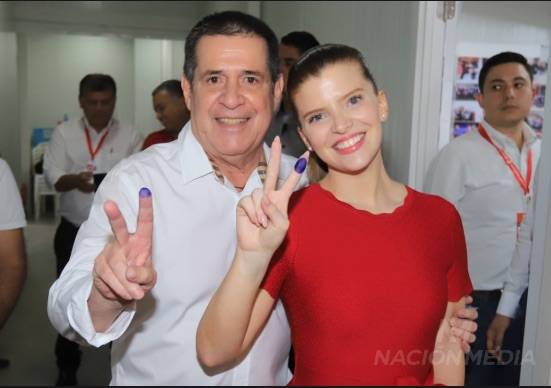 Sol Cartes votó y fue a saludar a su papá al PC. Foto: Jorge Romero