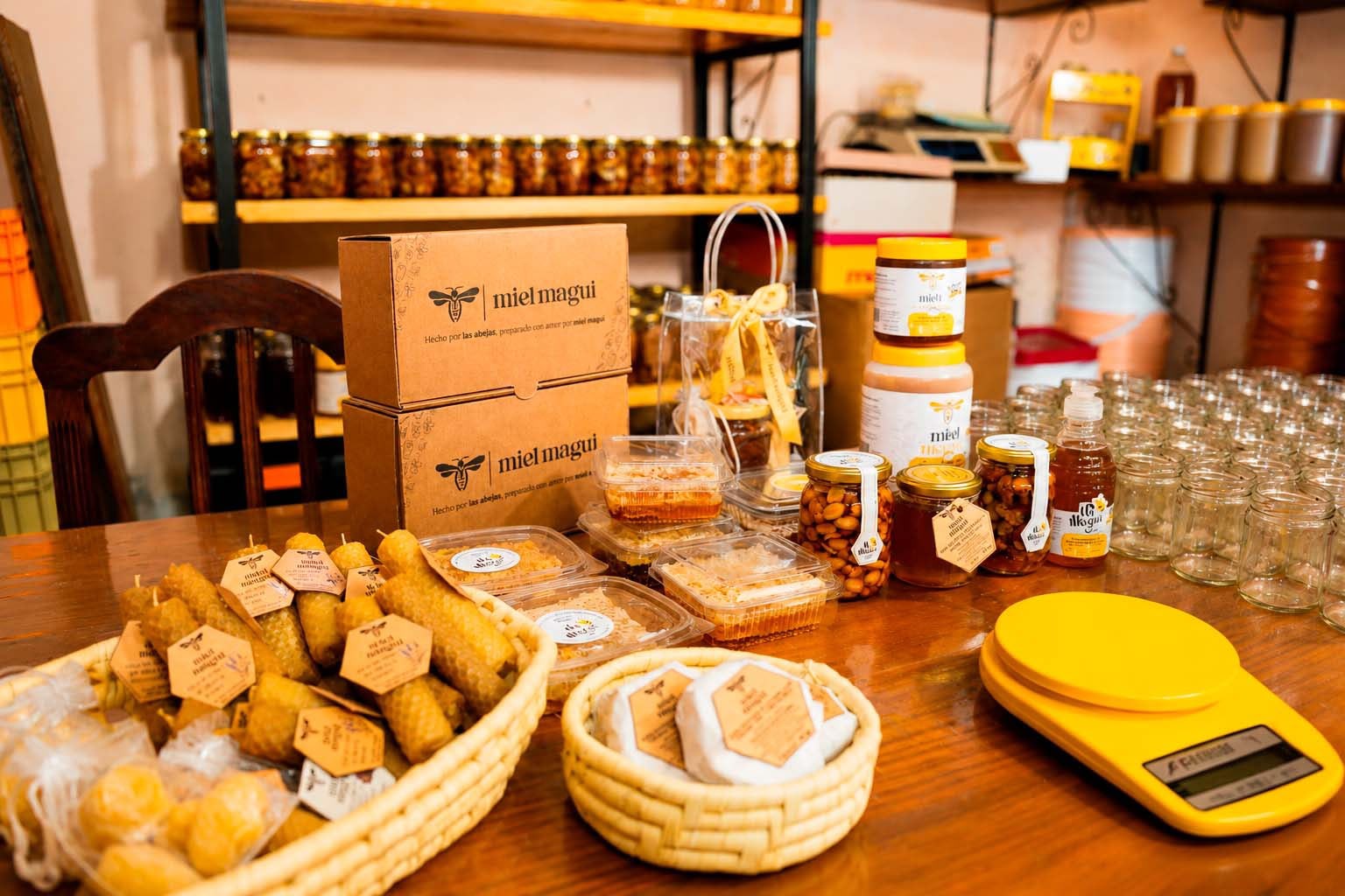 Desde miel con eucalipto hasta jabones y velas, Jazmín lidera un emprendimiento apícola integral y en expansión.