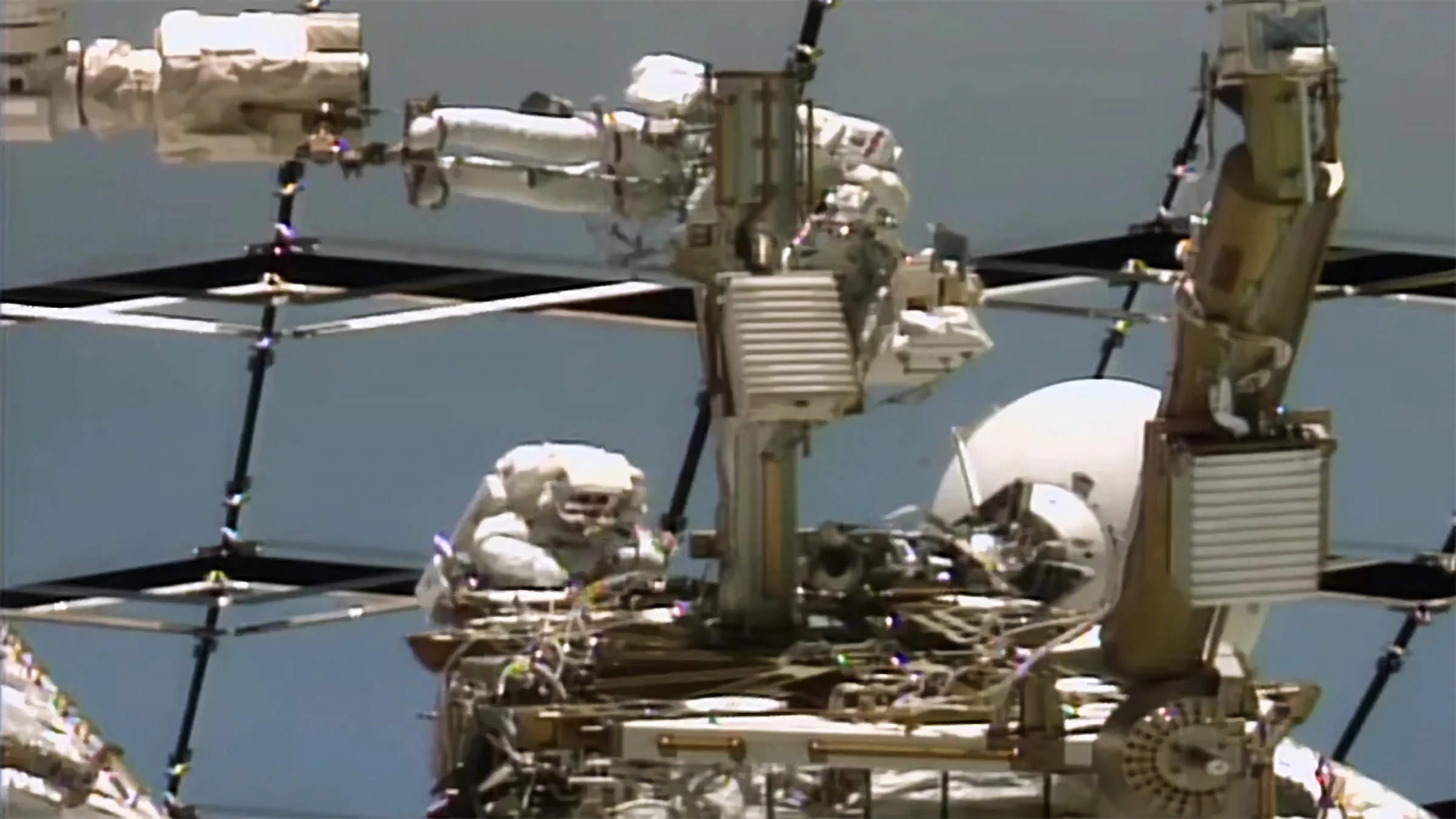 USA2857. MIAMI (FL, EEUU), 18/08/2026.- Captura de video de NASA + donde aparecen el astronauta de la NASA, el estadounidense Anil Menon (arriba) y la astronauta de la Agencia Espacial Europea (ESA), la francesa Sophie Adenot (abajo), trabajando en una antena de comunicación espacio-tierra en el exterior de la Estación Espacial Internacional (EII). Los astronautas Sophie Adenot y Anil Menon culminaron su caminata espacial desde la Estación Espacial Internacional (EII) para sustituir una antena de comunicaciones de alta velocidad, un hito que convirtió a Adenot en la primera francesa en salir al exterior del laboratorio orbital.