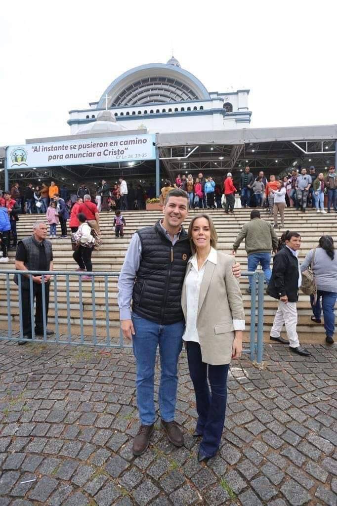Santiago Peña y su señora, frente a la Basílica de Caacupé. Gentileza