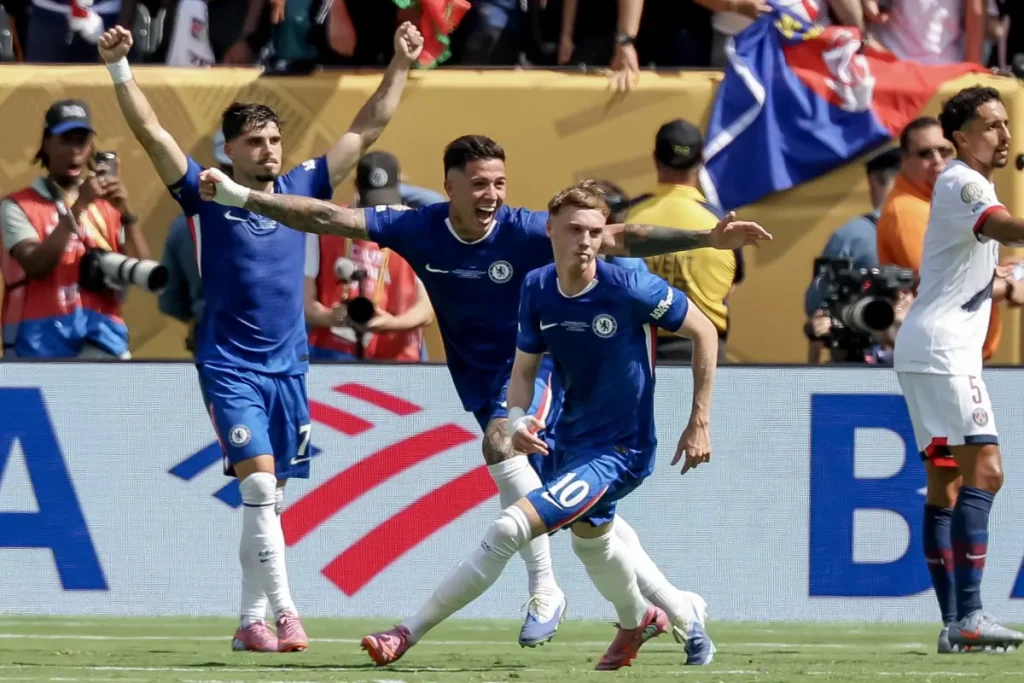 Cole Palmer (N°10) festeja su gol junto con sus compañeros.