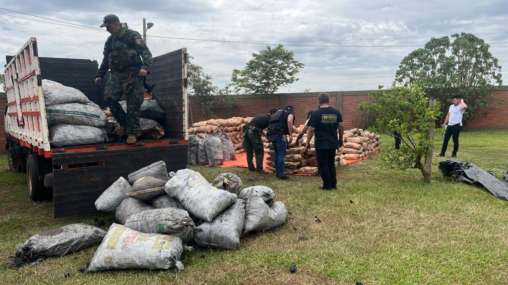 La droga estaba oculta en bolsas de carbón.