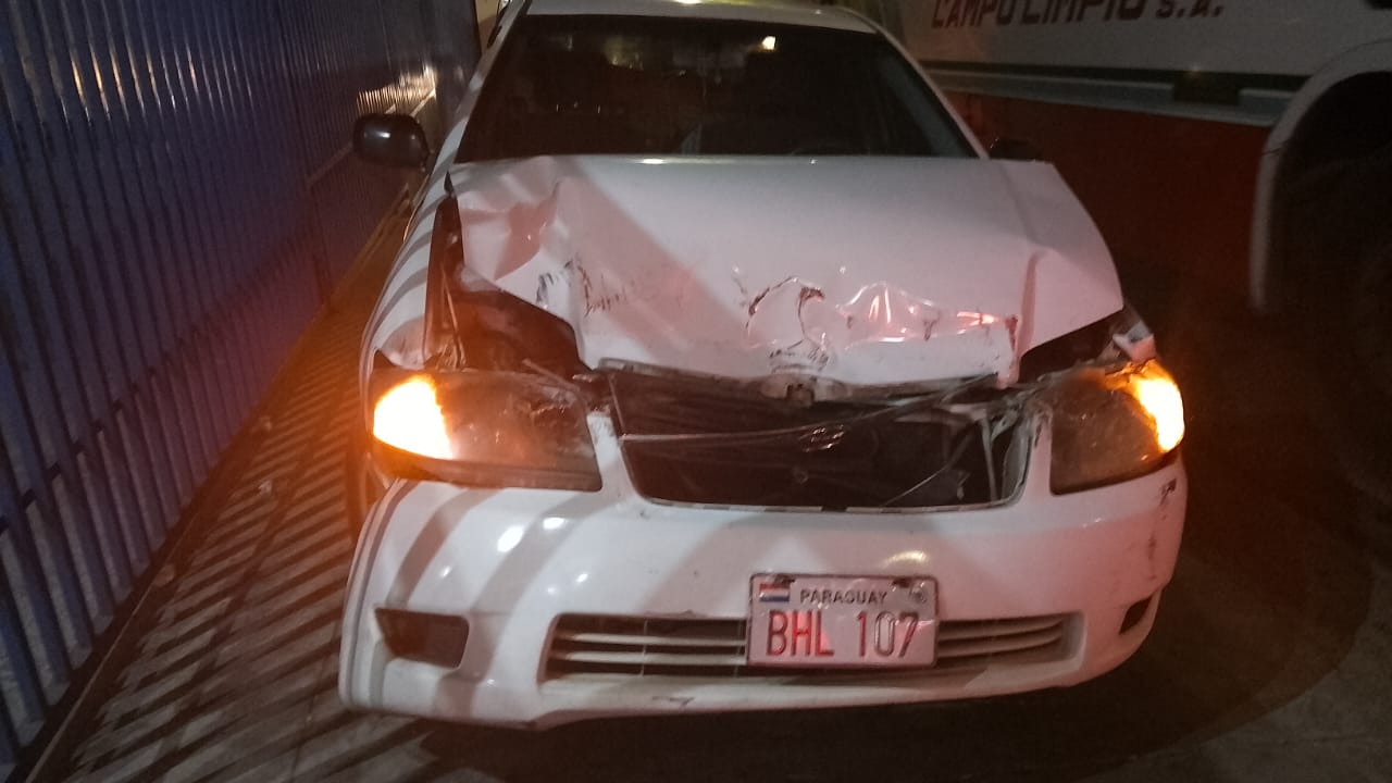 En estas condiciones de destrucción quedó el automóvil de la señora Limpia Chamorro tras el impacto del bus al perder sus frenos.