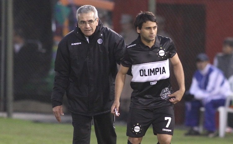 Con Maxi Biancucchi, cuando dirigió al Olimpia en el 2012.