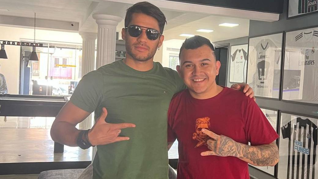 "Tito" Torres con su tatuador. @manfredtattoo.