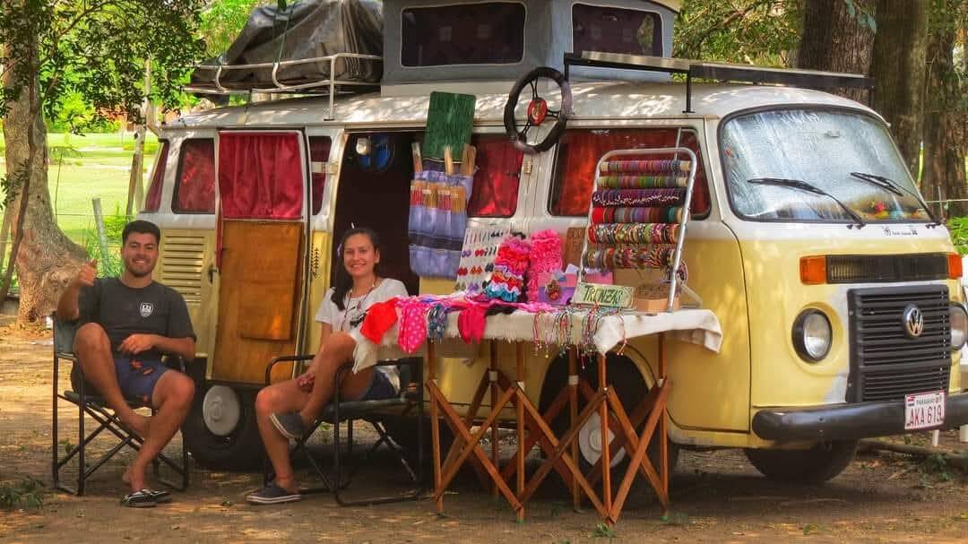 Daniel y Mariela, con toda su artillería artesanal, antes de emprender viaje a una eterna luna de miel.