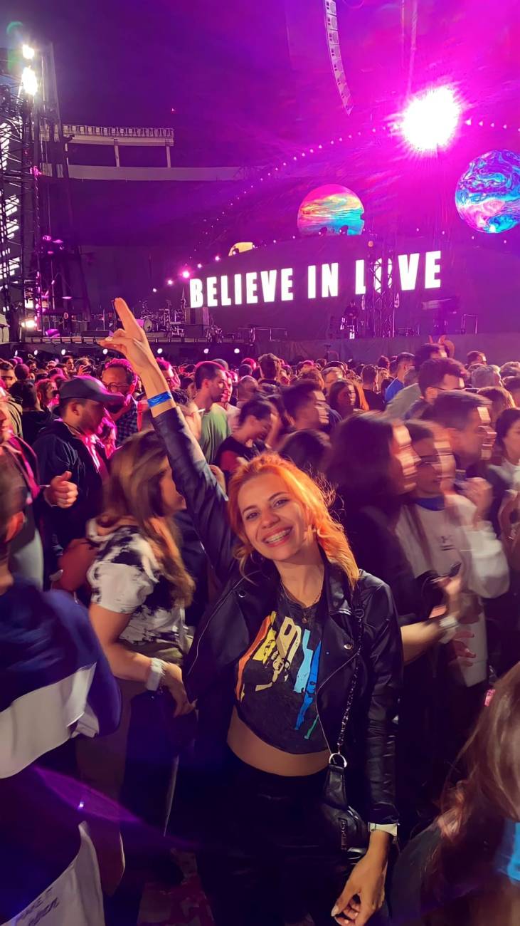 Fernanda Robles, aguardando el inicio del concierto de Coldplay. (FOTO: Gentileza)