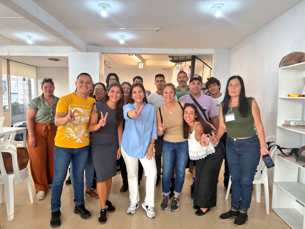 Las precandidatas Soledad Nuñez y Johanna Ortega, con sus respectivos equipos de trabajo.