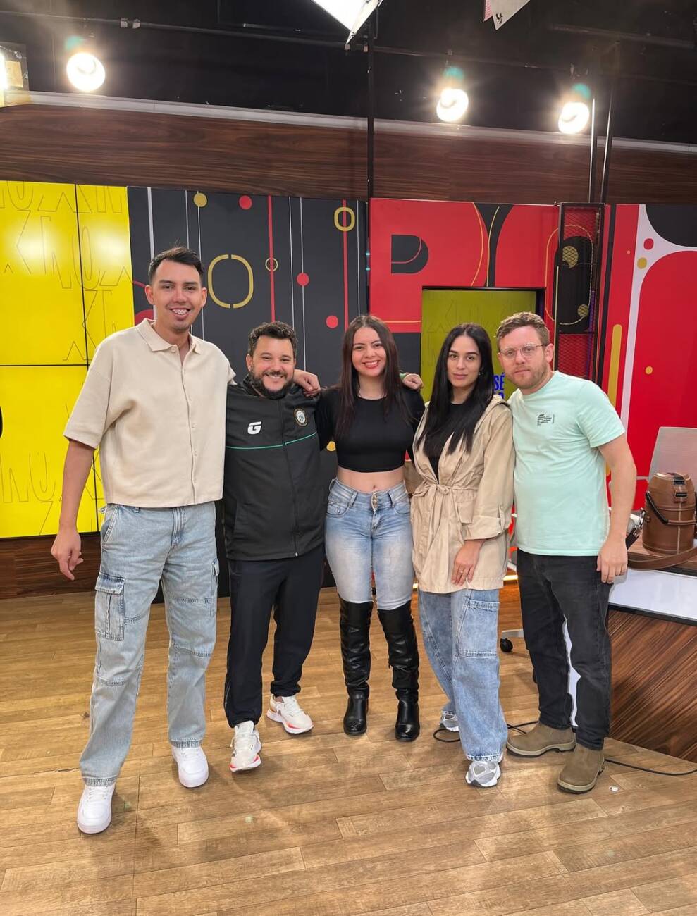 La "Miss Jopara" con el equipo de Popu TV.