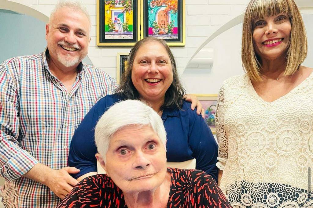 Héctor Luis, Mariana y Pelusa, con su mamá Ana María.
