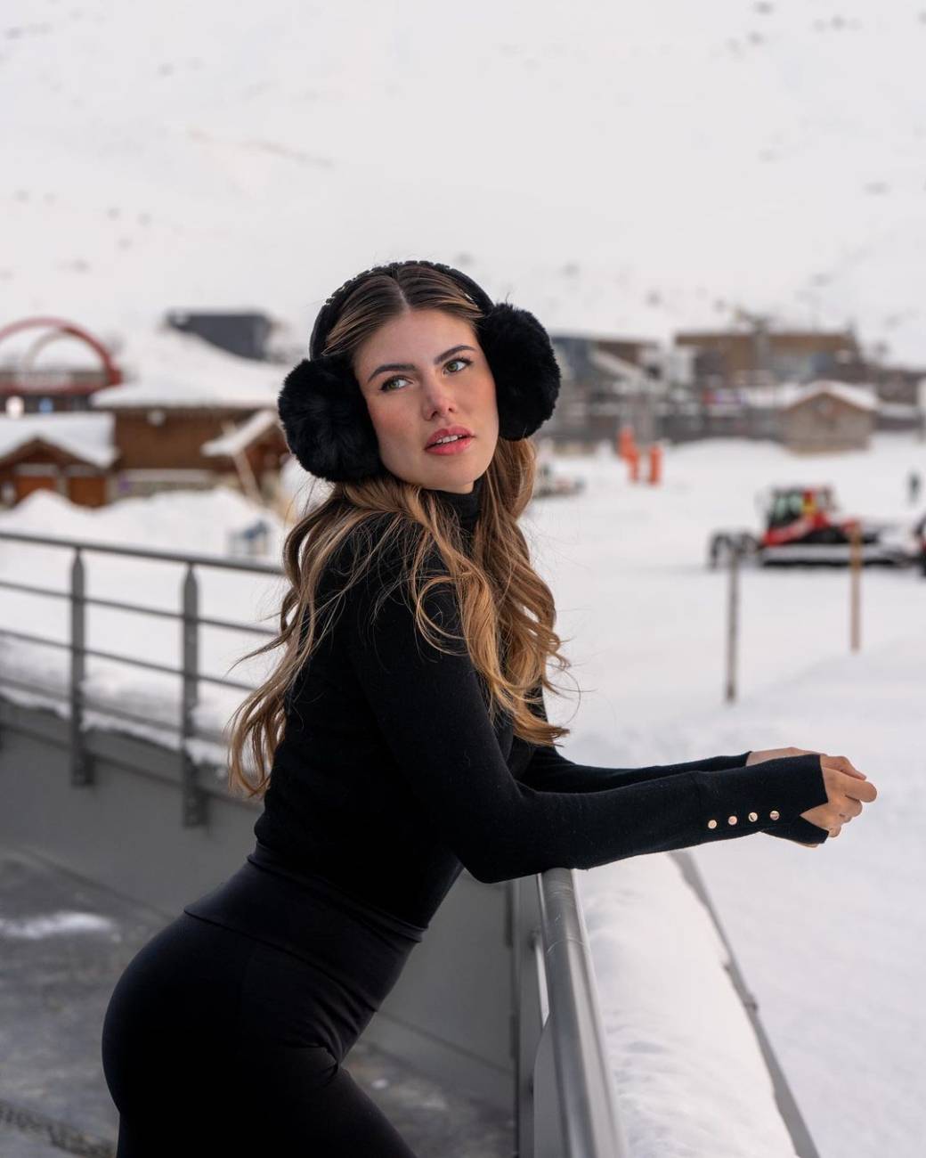 Alba Riquelme, apenas llegó ya se puso a posar con la nieve de fondo. @albariquelme