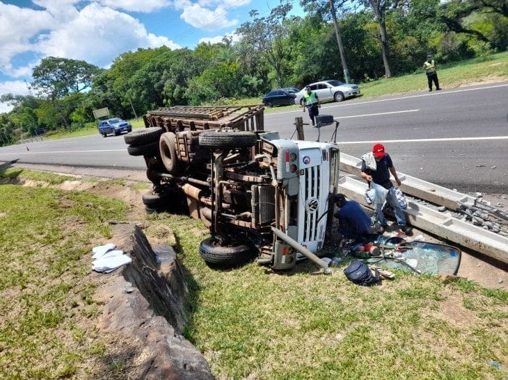 El màs reciente percance. Lunes 16, el camión al servicio de COPACO perdiò los frenos y se estrelló al costado de la ruta PY 02.
