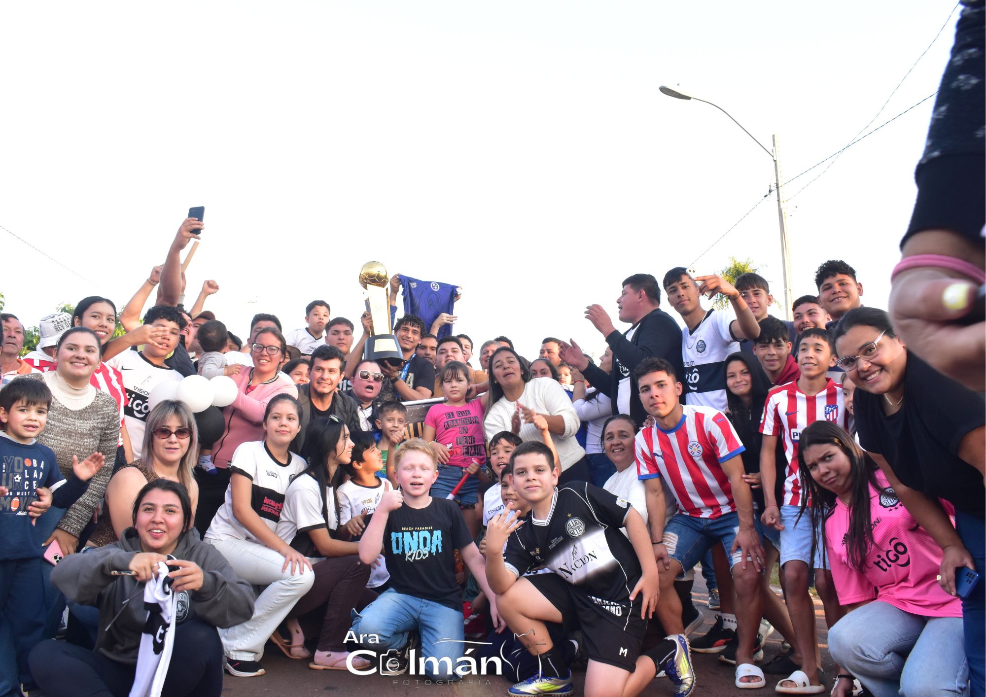 Adrián Alcaraz recibió el cariño de su pueblo. (Foto: Ara Colmán).